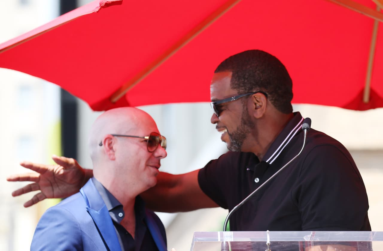 Sus amigos estuvieron con él.