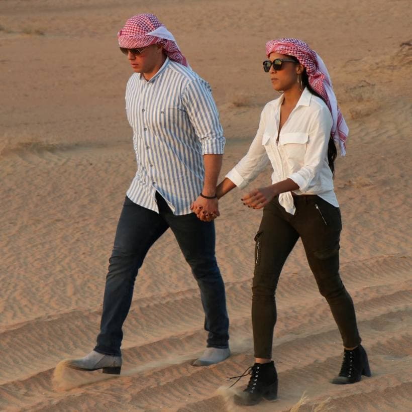 Él tenía un plan que cambiaría su vida y la de la conductora dominicana: una pedida de mano en el desierto árabe.