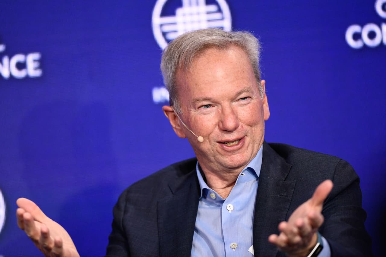 <b>Posición:</b> 5
<br>
<br>
<b>Nombre y edad:</b> Eric Schmidt, 67 años
<br>
<br>
<b>Empresa:</b> Expresidente ejecutivo y actual miembro de la mesa directiva de Alphabet Inc.
<br>
<br>
<b>Rank entre los más ricos del mundo:</b> 104
<br>
<br>
<b>Fortuna:</b> $16.2 mil millones ($22.1 mil millones en 2022)