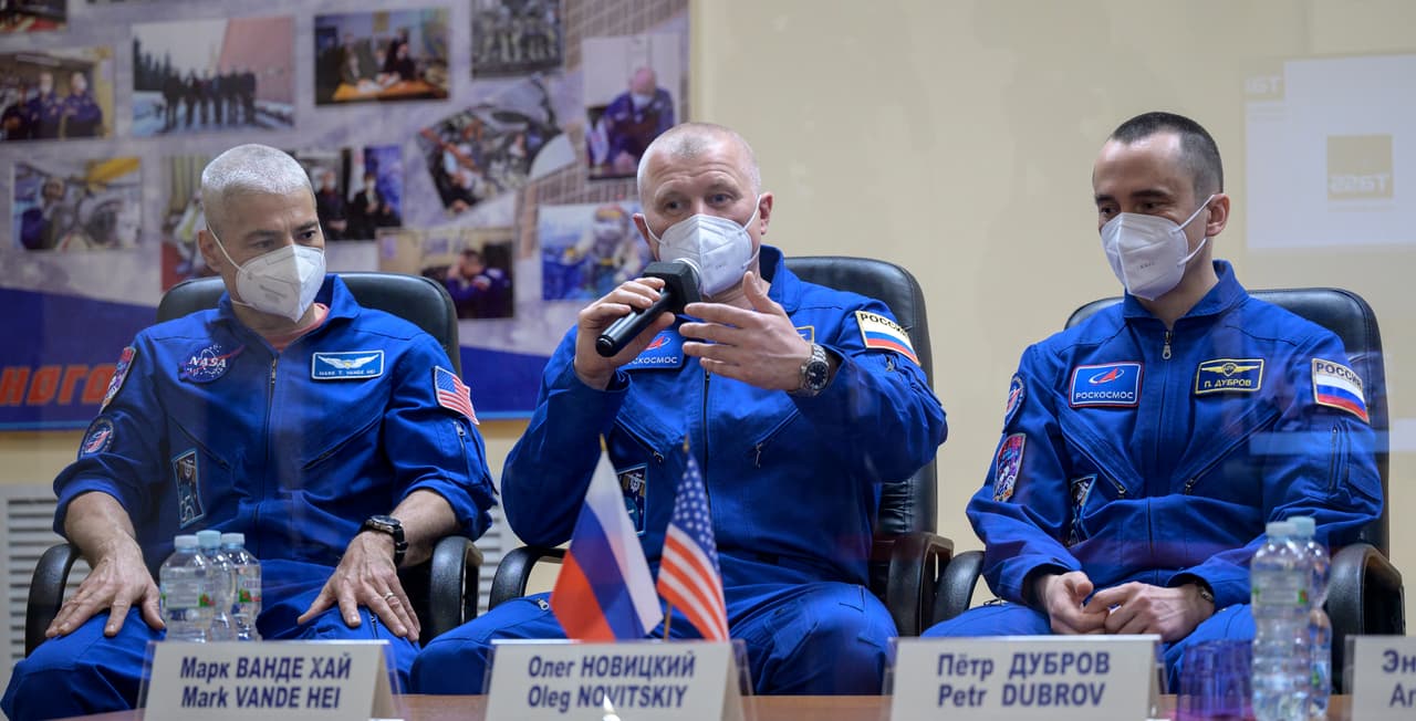 Durante la tradicional conferencia de prensa previa al viaje, los cosmonautas rusos y el astronauta estadounidense aseguraron que este 12 de abril celebrarán los logros de su ilustre predecesor. "Lo celebraremos juntos", dijo Piotr Dubrov, de 43 años, que emprende su primera misión espacial. "¡Y trabajaremos duro!", aseguró.