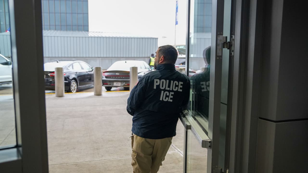 Juez federal de California frena los arrestos de ICE en tribunales de inmigración
