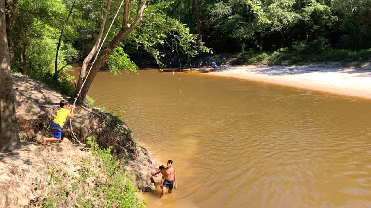 Los niños son quienes más disfrutan de la aventura de lanzarse al agua columpiados en el lazo, pero siempre se recomienda que haya un adulto vigilando en el arrollo.