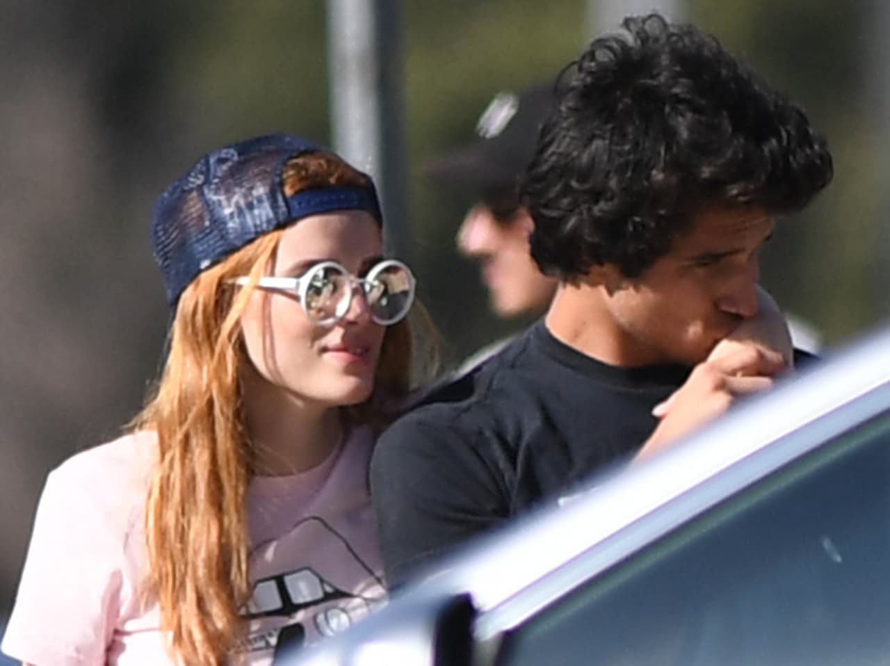 Él le besaba muy romántico su manita.