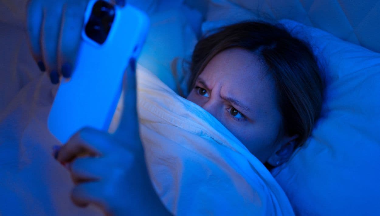 ¿Haces "doomscrolling" en el celular? Así está afectando tu cerebro y tu estado de ánimo