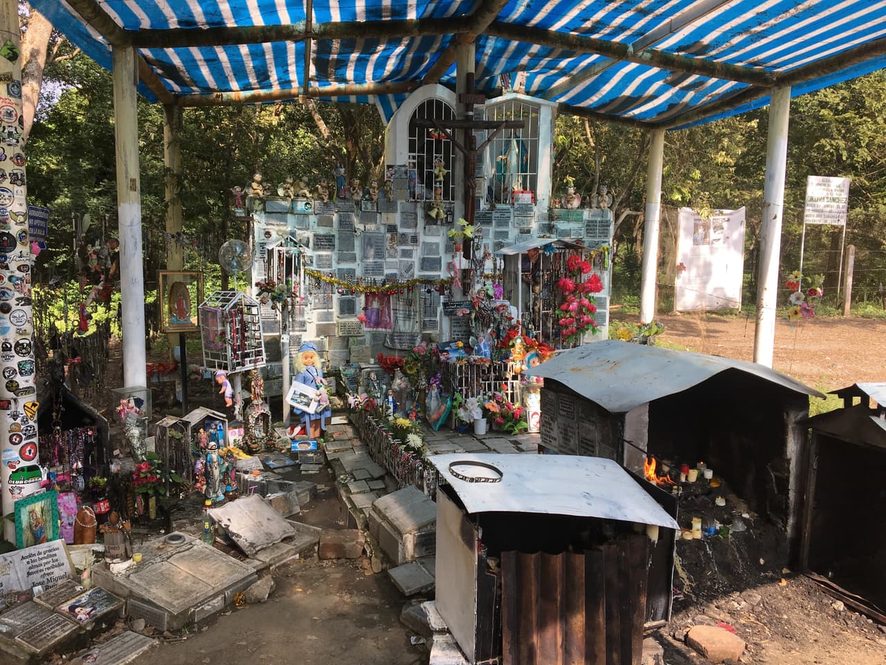 Uno de los altares dedicados a las víctimas de la tragedia de Armero.