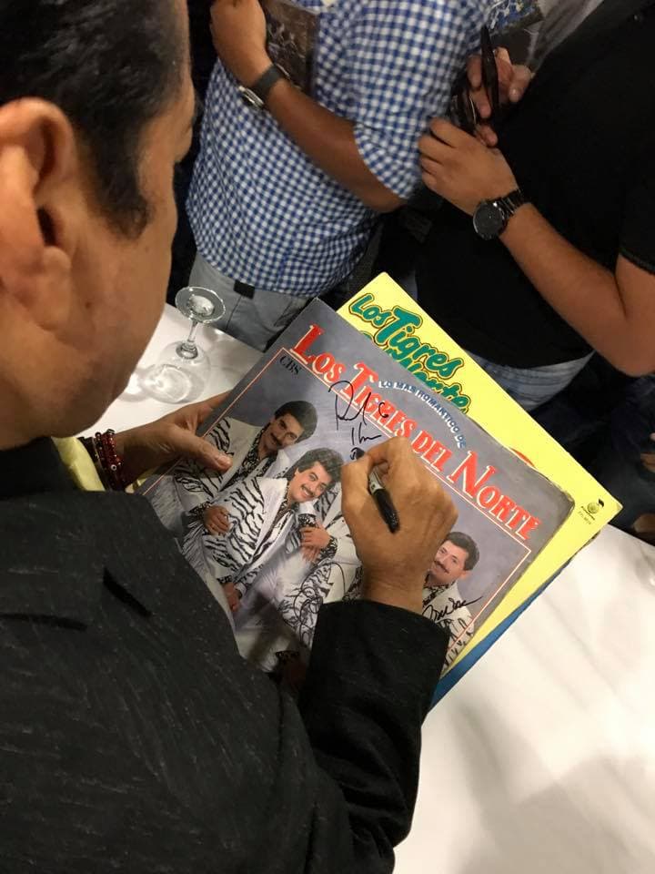 Muchos colombianos coleccionan discos de los inicios de Los Tigres del Norte, los cuales seguramente aumentarán de valor por las firmas de todos los integrantes.