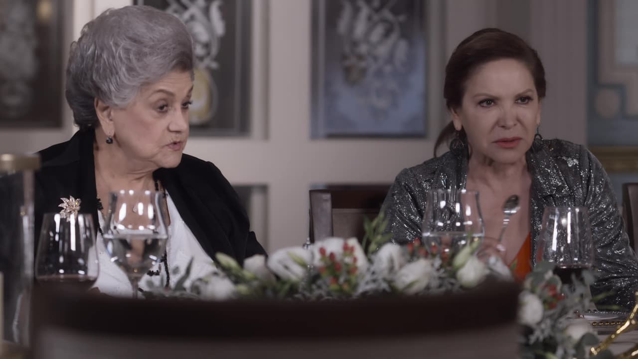 Su personalidad intrigosa ha sido incómoda para todos los habitantes de la casa presidencial. Además, su adicción al juego la hace perder grandes cantidades de dinero y chantajear a su hija para conseguir más.