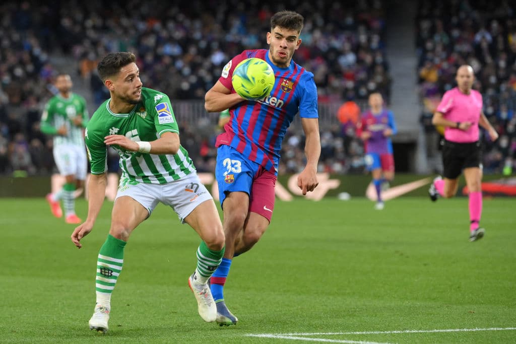 Barcelona no logra levantar frente al. Betis, caen 0-1 y se mantienen en el séptimo lugar con 23 unidades.