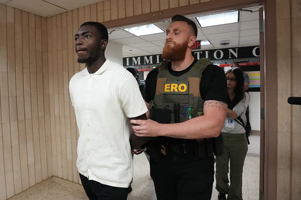 Un inmigrante no identificado es detenido por ICE dentro del Federal Plaza Courthouse el 27 de junio de 2025 en Nueva York tras su audiencia. Según UC Berkeley, las detenciones han crecido en 38 estados, con tácticas anónimas de ICE generando controversia. (Foto por Bryan R. SMITH/AFP via Getty Images)
<br>