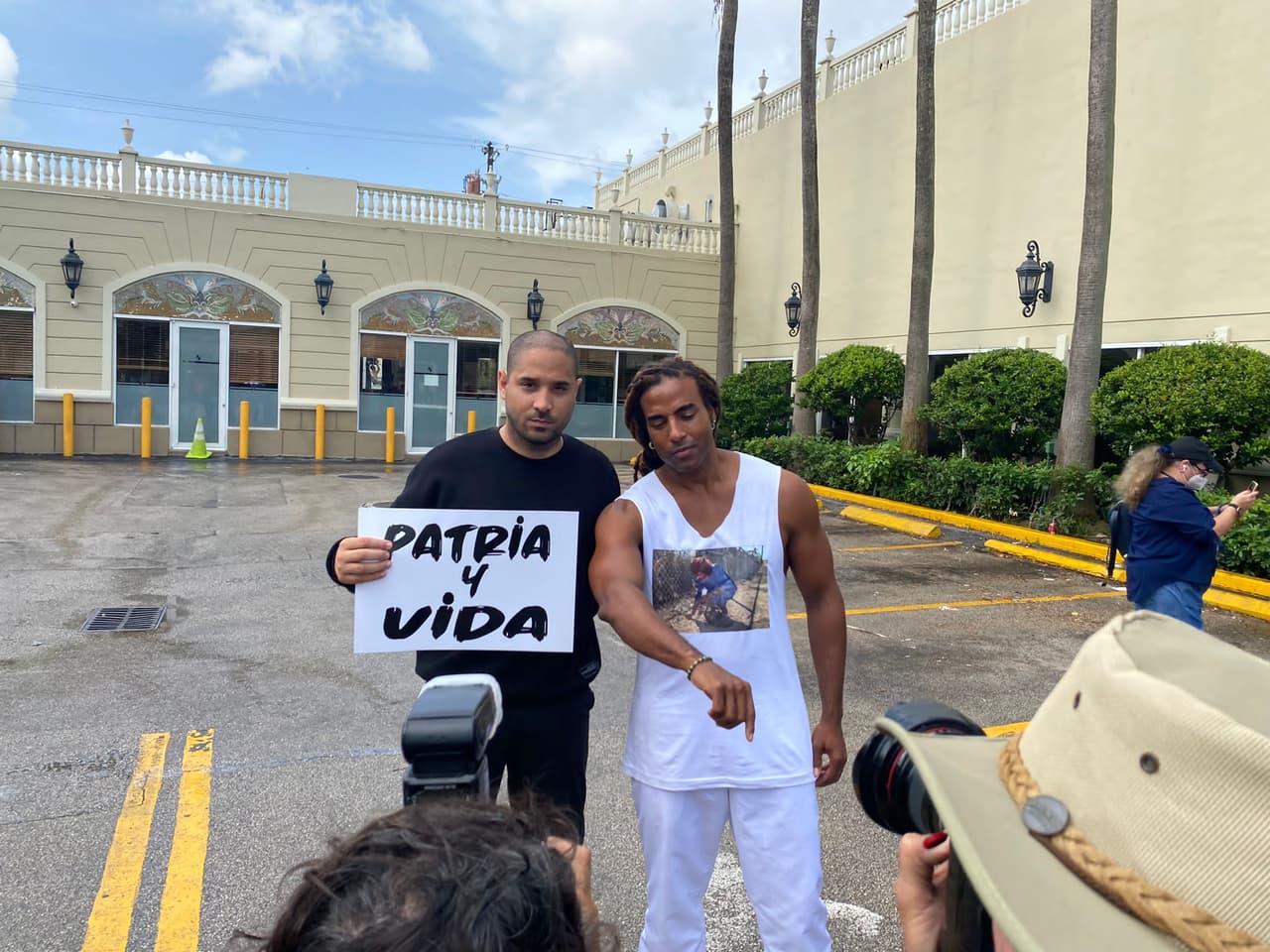 El cantante Yotuel a su llegado al evento.