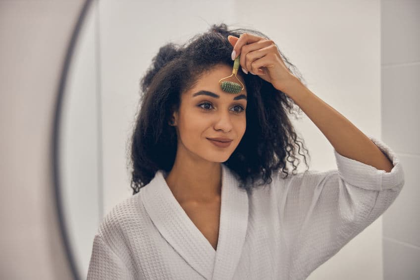 El rodillo de jade es ideal a la hora de darle un masaje a tu rostro ya que tienen un efecto mayor, aunque las manos también son opción si lo prefieres.