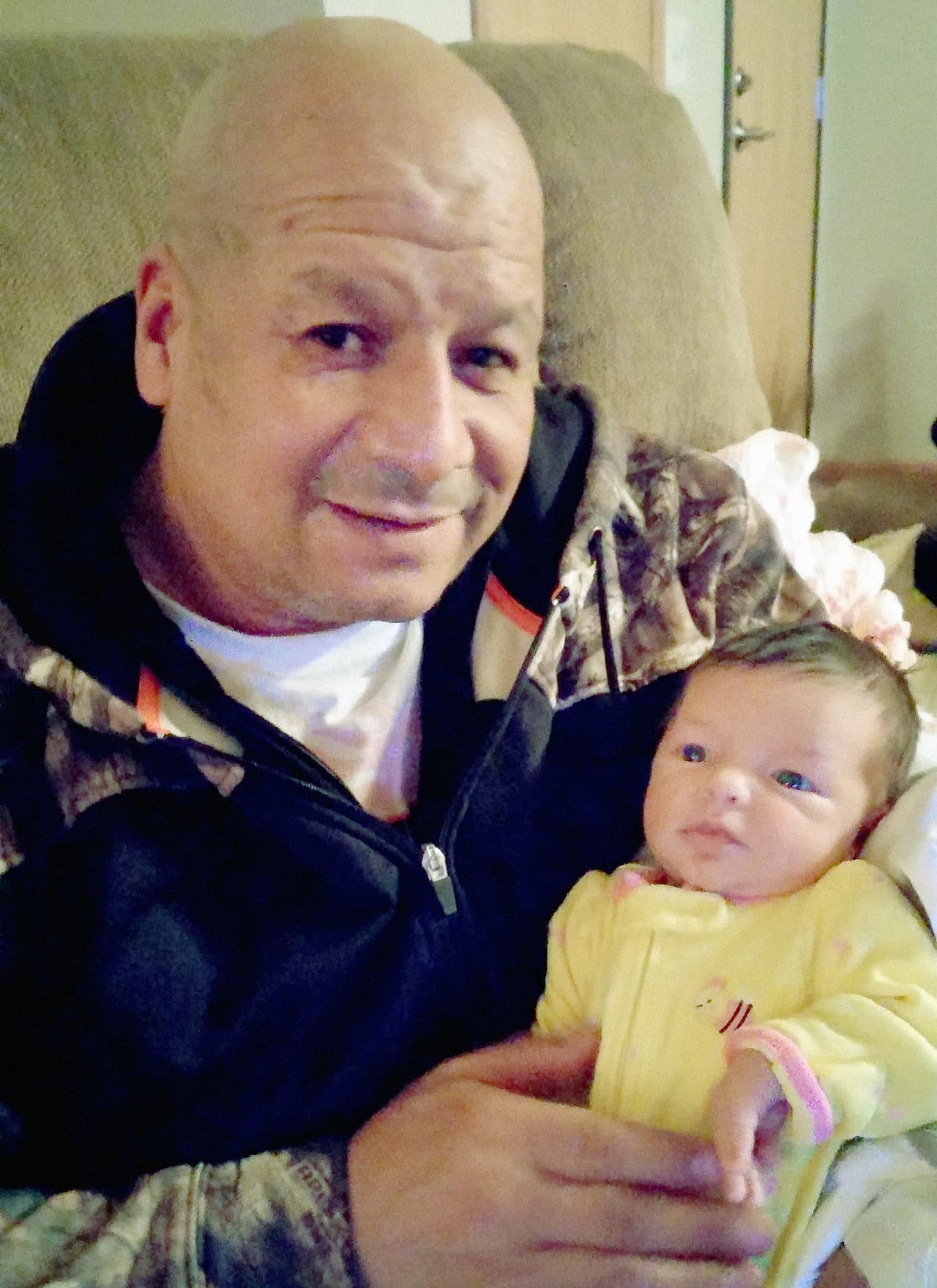 Con su nieta, hija de su segundo hijo James.