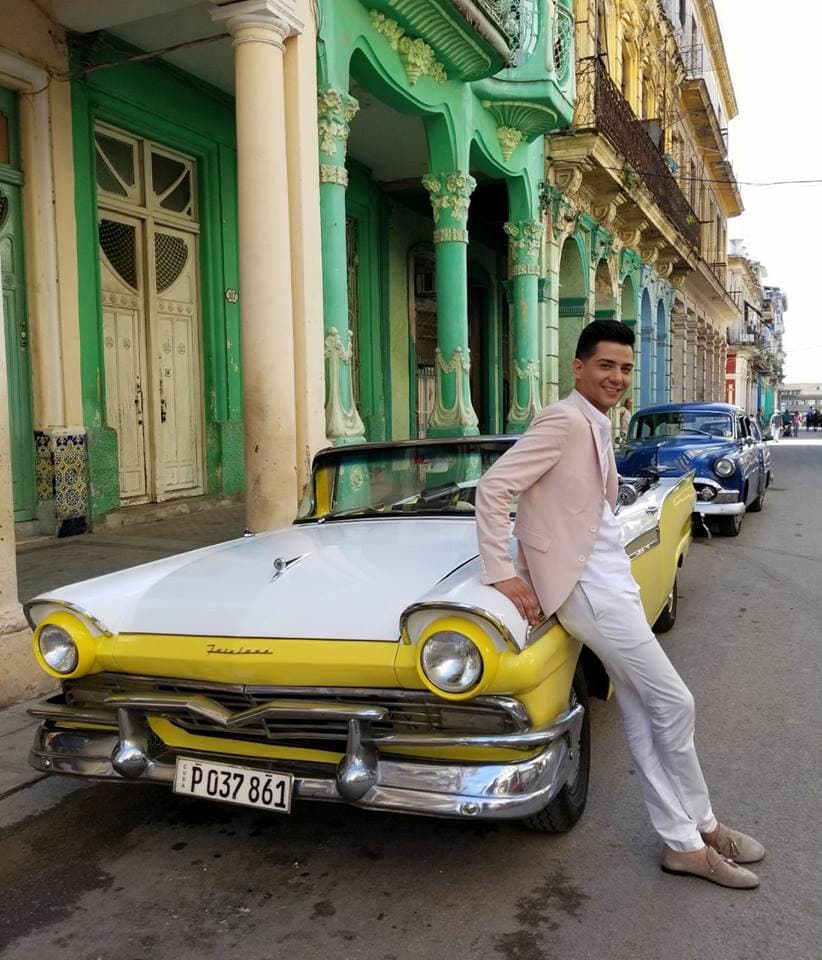 Luego de varias horas grabando en exteriores, Luis Coronel realizó una sesión de fotos para luego distribuirlas en sus redes sociales y complacer a sus admiradoras.