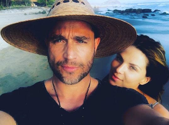 “Cuando dicen ‘corte’ y termina el día, me vuelvo a mi casa y trato de organizar una vida interesante, de disfrutar con mi mujer para que el día de mañana, cuando estemos en la recta final, no sienta que se me escapó la vida tratando de ser el mejor de todos, sino que tuve una vida donde tuve tiempo de disfrutar la vida más allá de lo que uno hace para vivir, que es trabajar”, dijo.