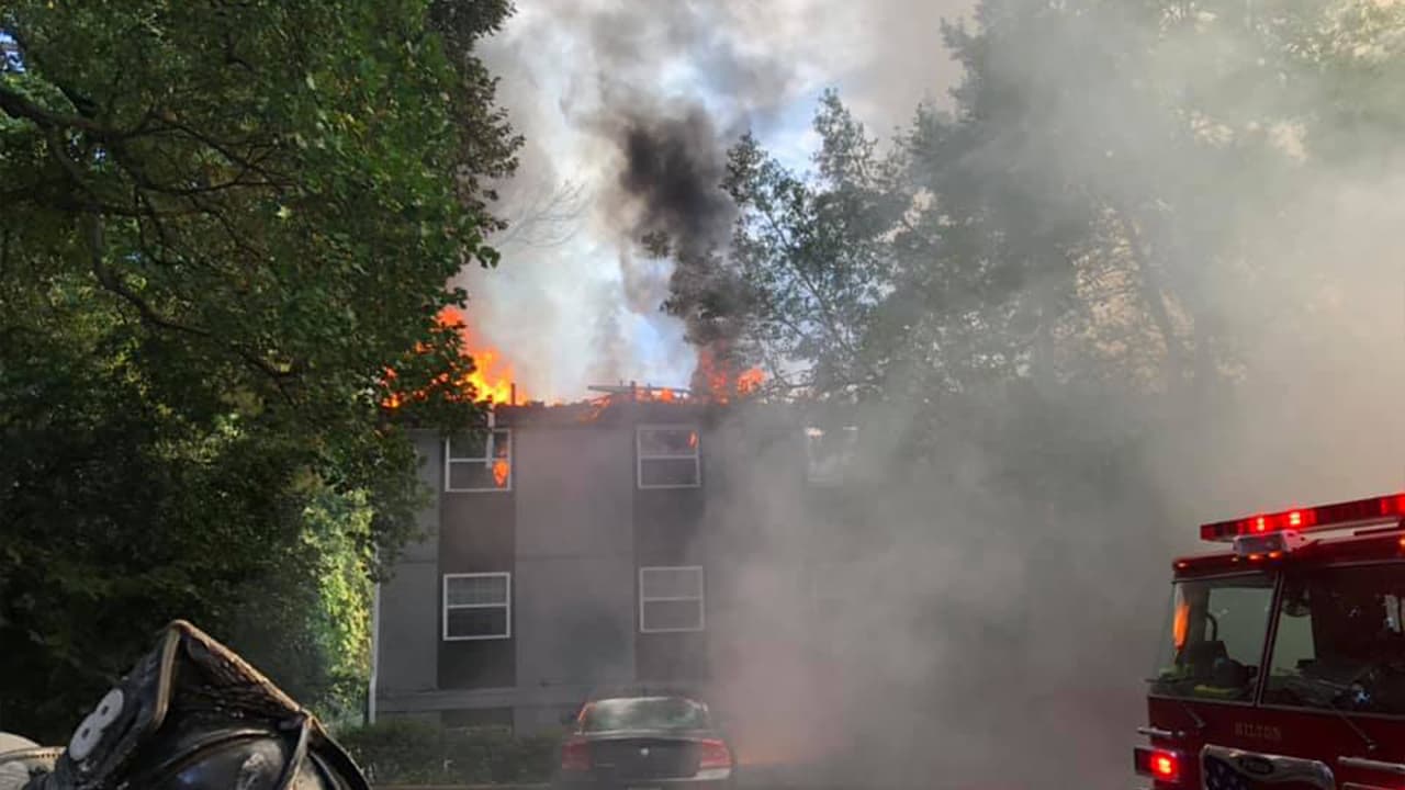 El fuego se extendió a través del techo mientras los equipos sofocaban el complejo desde arriba.