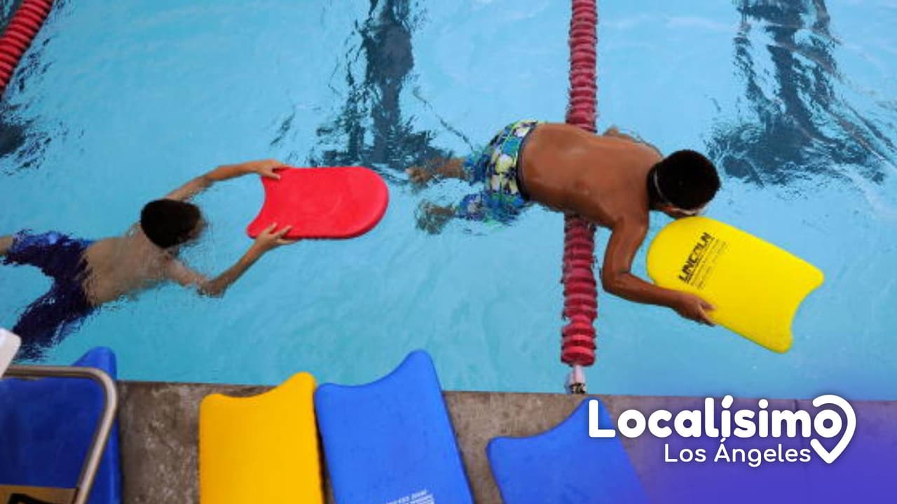 Desde este fin de semana del 'Memorial Day' y hasta finales de septiembre, más de 30 piscinas públicas en el condado estarán abiertas. Las inscripciones ya están abiertas y puedes reservar el espacio de tu hijo para clases de natación o para un día de recreación durante las vacaciones de verano.