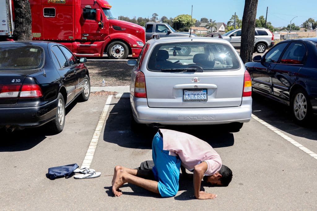 Los inmigrantes que cruzan solos no están expuestos a esa medida, por el momento.