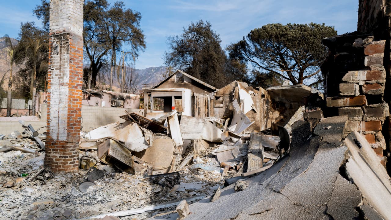 “Altadena no está a la venta”: comunidad protesta ante intensas llamadas de inversionistas