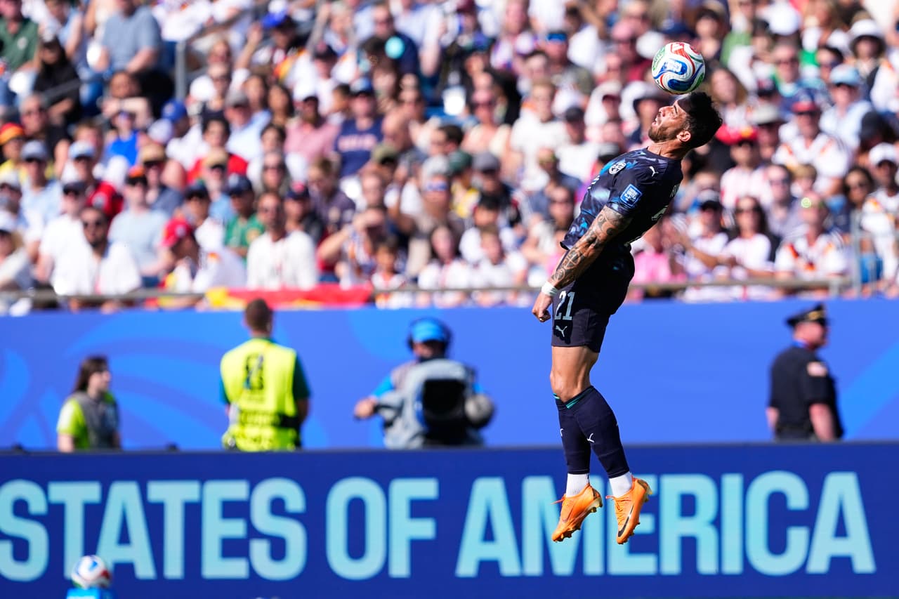 El paraguayo Gabriel Ávalos (21) cabecea el balón durante el partido de dieciseisavos de final de la Copa del Mundo entre Alemania y Paraguay en Foxborough, Massachusetts, cerca de Boston, el lunes 29 de junio de 2026.