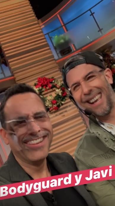 Los integrantes de la producción no se escaparon del juego con Carlos. En esta ocasión dijo parecer el guardaespaldas de un artista del género urbano.