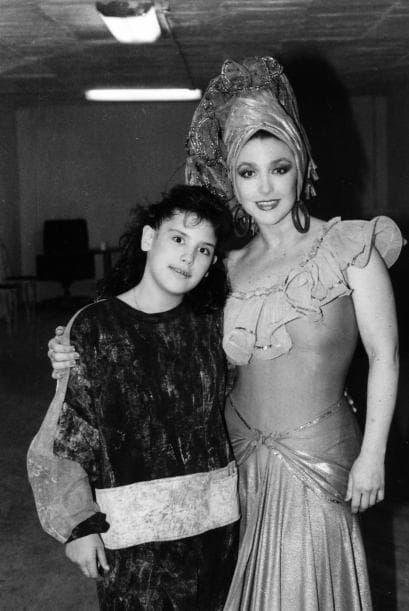 A la par de su carrera en la television, Angélica estudiaba ballet y era parte de obras de teatro como 'Zoila sonrisas', 'El mago de Oz" y en el cine debutó junto a sus padres en 'La guerra de los pasteles'.