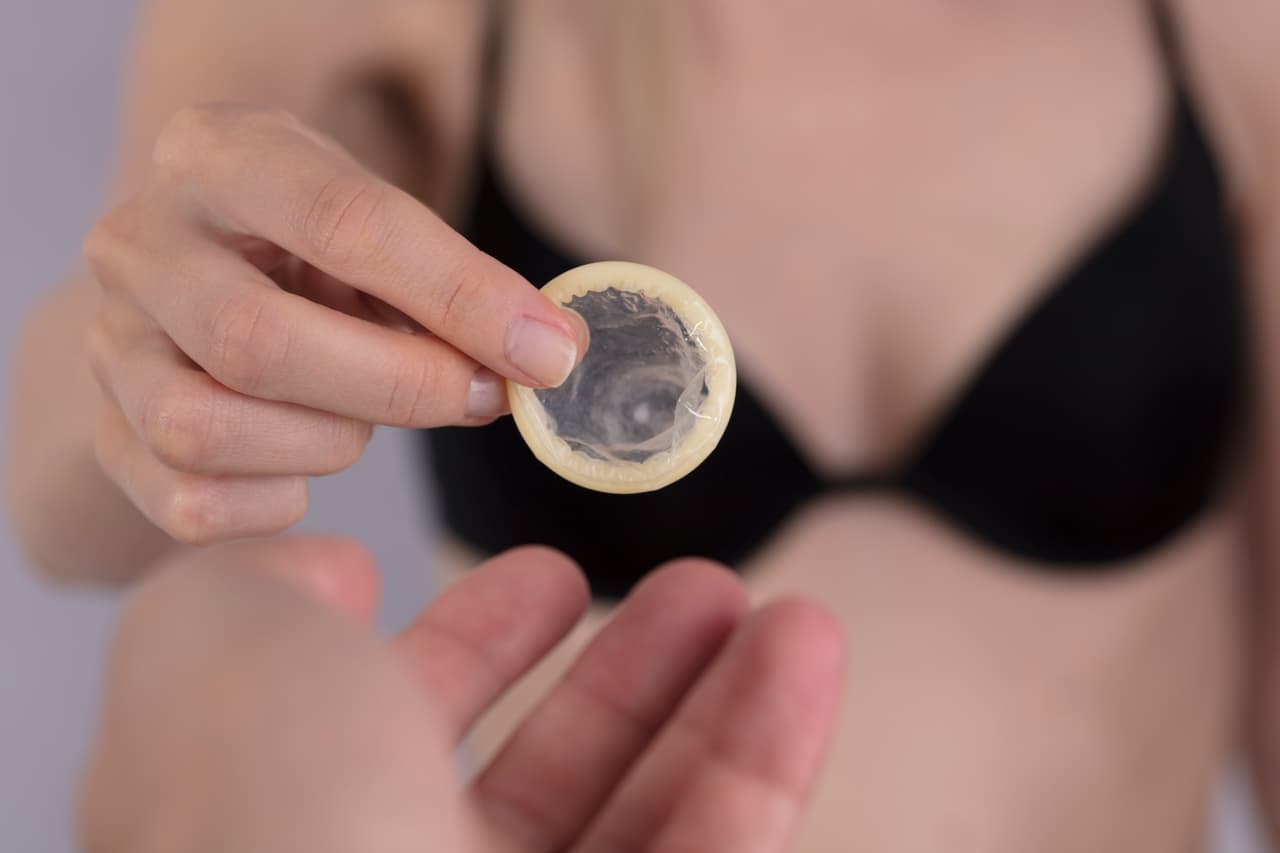 Algunas investigaciones indican que el VPH podría llevar al aborto espontáneo o hacer más probable que el bebé nazca demasiado temprano. Puedes transmitir la infección por herpes a tu bebé en gestación antes del nacimiento, pero es más frecuente la transmisión durante el parto. Esto puede producir una infección potencialmente mortal en su bebé (llamada herpes neonatal).