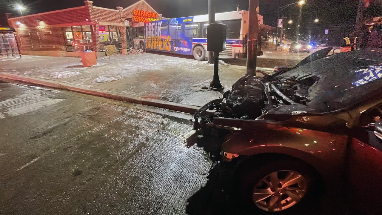 Al parecer, el conductor del auto particular se habría pasado una luz en rojo.