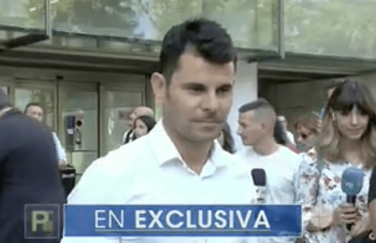 Él es Javier Sánchez Santos, el supuesto hijo que nació de esa relación. Según Libertad Digital, el apellido Sánchez lo tomó del cocinero Rafael Sánchez, esposo de su mamá, María Edite. La primera vez que se supo de él fue en 1992, cuando su mamá convocó a una rueda de prensa en Valencia para contar su historia por primera vez.