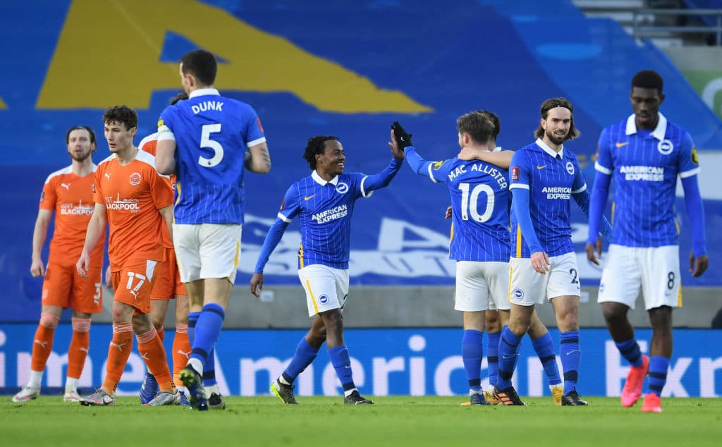 Brighton avanza en la justa tras vencer 2-1 al Blackpool.