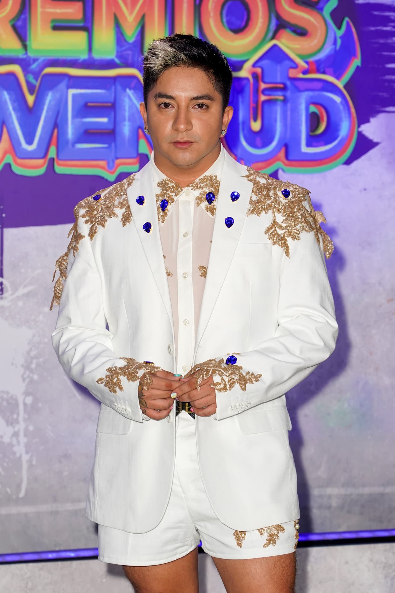 Otro de los influencer que sorprendió con su outfit fue
<b>Mario Aguilar</b>. El comediante mexicano llegó a Premios Juventud con un look blanco muy veraniego, y con detalles dorados y piedras azules que le daban protagonismo.