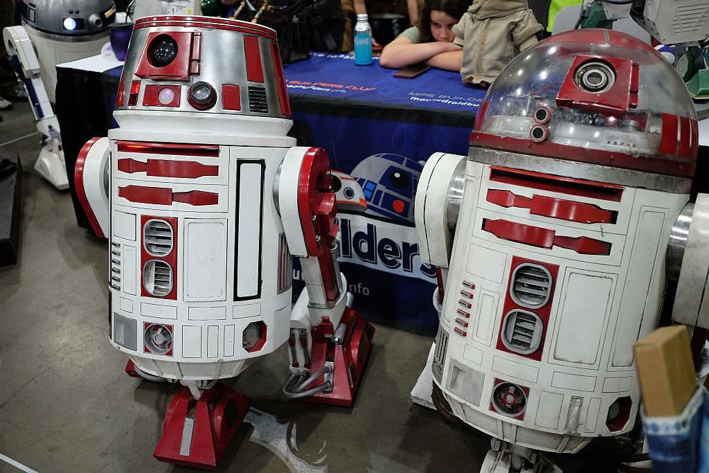En medio del bullicio de LA Comic Con 2025, aparecieron estos robots del universo de Star Wars. Pero además había androides metálicos con luces LED parpadeantes hasta diseños inspirados en otras películas.
