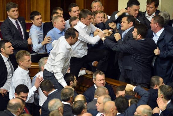 El Partido de las Regiones, que ganó las elecciones parlamentarias en octubre pero quedó lejos de la mayoría, necesita el apoyo de los independientes y, previsiblemente, de los comunistas, para formar Gobierno.