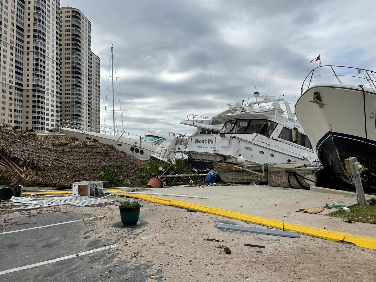 Centro de Fort Myers, cerca del restaurante Joe's Crab Shack. Decenas de botes quedaron apilados en el muelle y en el estacionamiento.