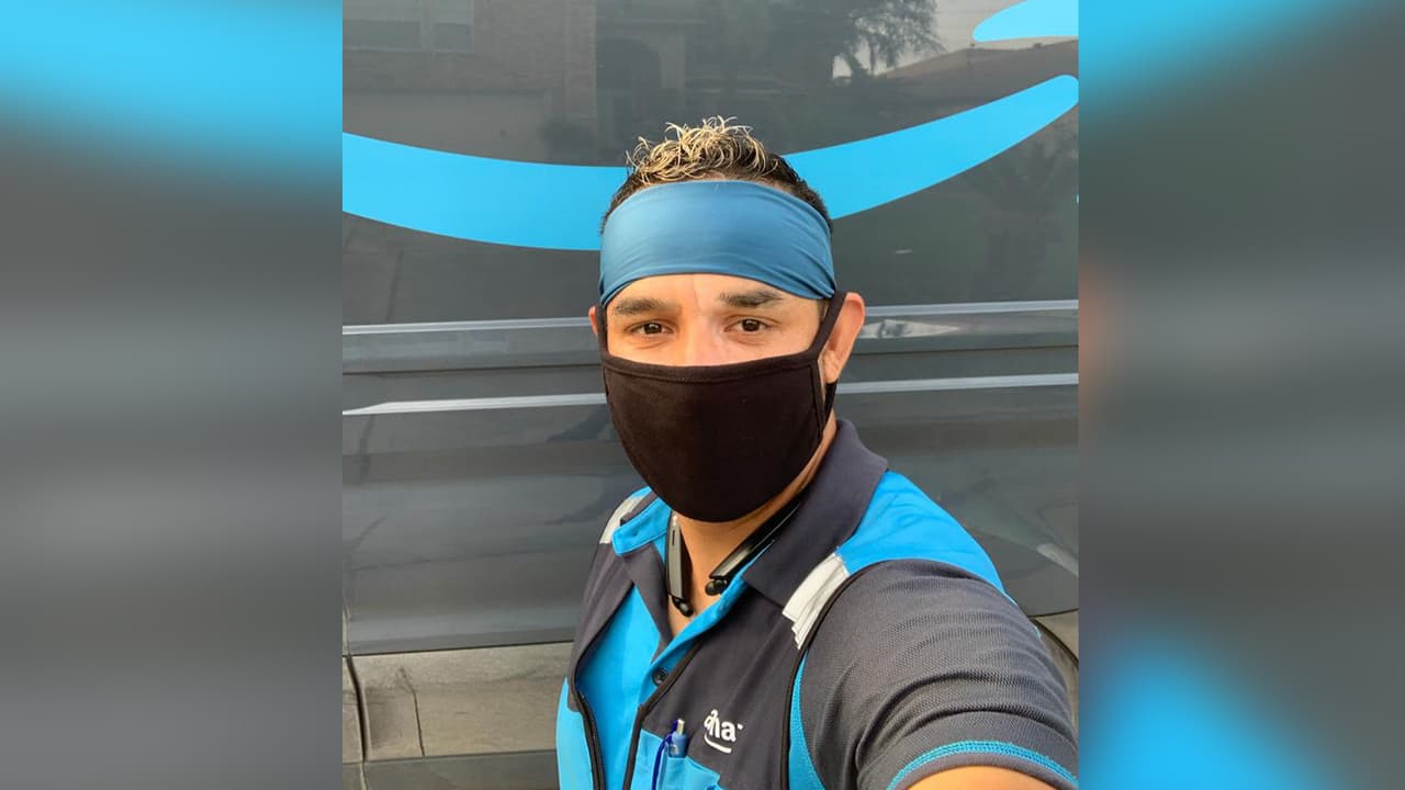 “Estaba haciendo mi trabajo y como era lunes mucha gente saca sus cosas para que las recoja la basura. A unos 100 pies vi el asiento de bebé, pero no me imaginé que un bebé pudiera estar ahí, hasta que pasé junto a él”, indicó.