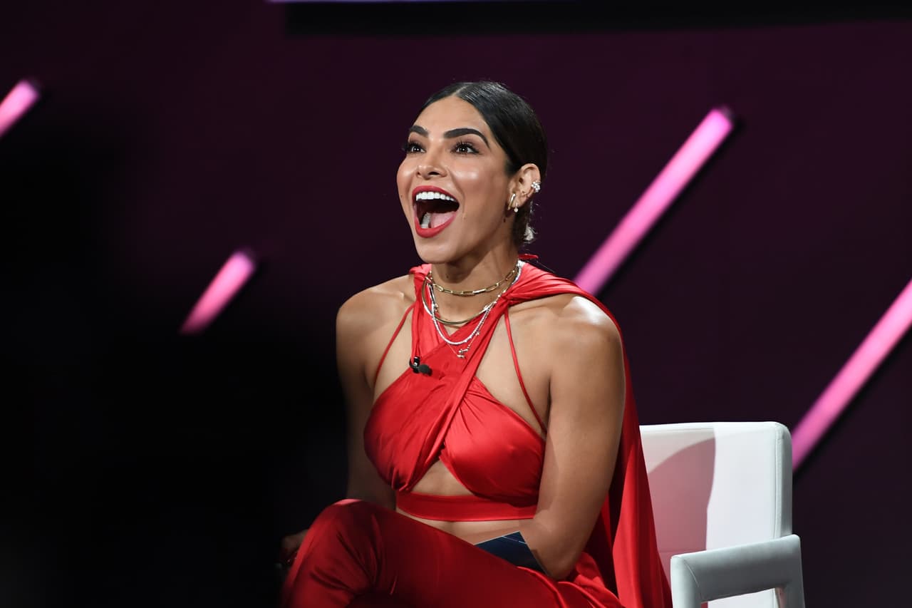 La conducción principal estuvo a cargo de Alejandra Espinoza, la primera reina de NBL, coronada como tal en el año 2007.