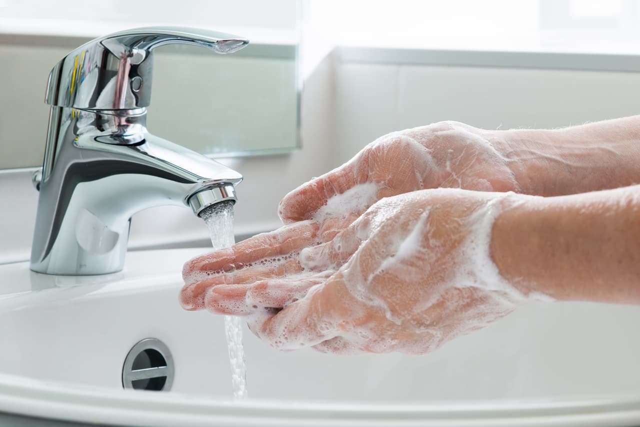 Lavarse las manos es una de las formas más efectivas de prevenir enfermedades. Según los 
<a href="https://www.cdc.gov/handwashing/child-development.html">CDC</a>, es como ponerse una ‘vacuna hecha por uno mismo’.