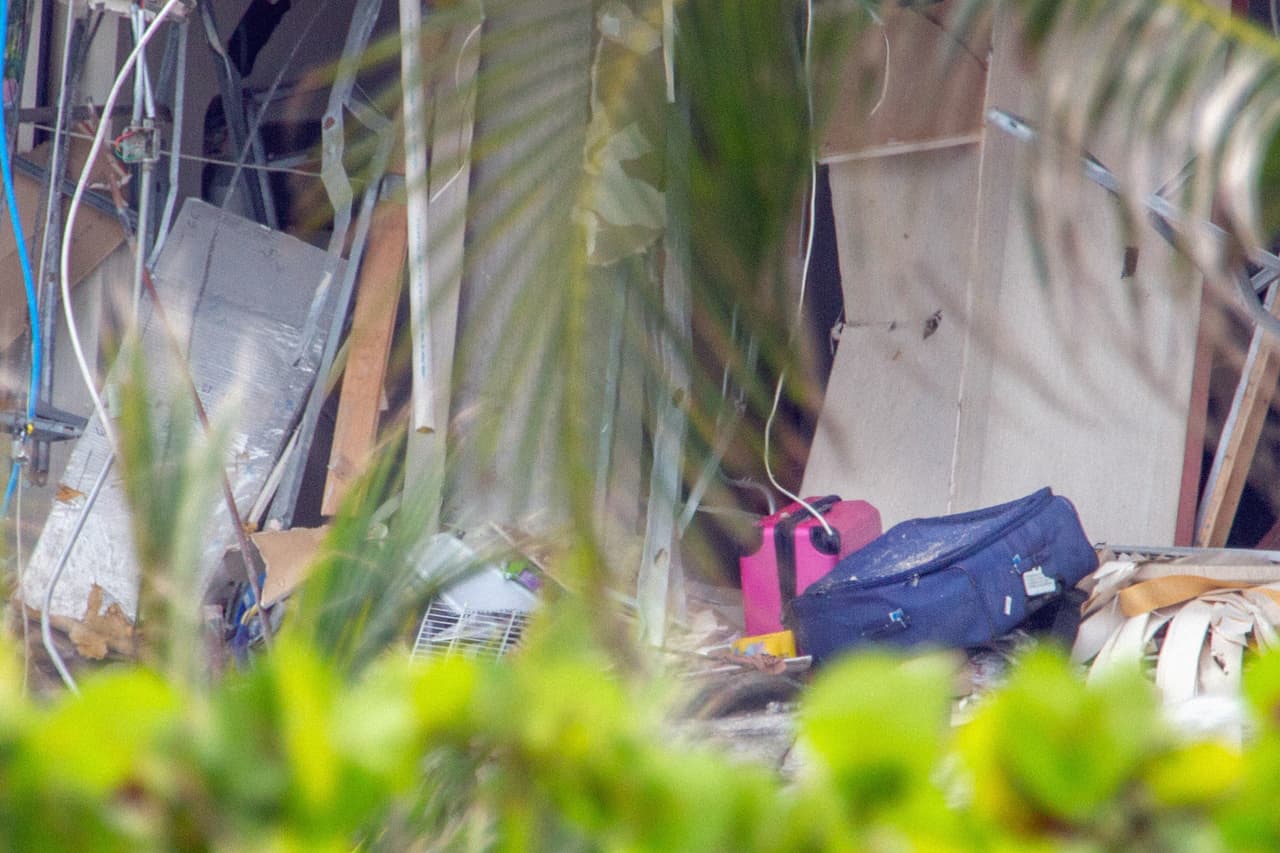 Dos maletas entre los escombros en los restos del piso seis. Algunas de las víctimas recién habían llegado a instalarse en el edificio, otros planeaban salir de viaje al día siguiente. 
<br>
<br>Para poder ver el ala colapsada del edificio, la que daba al océano, hay que caminar varios minutos por la playa.
<br>
<br>Al día siguiente de la tragedia, cuando fueron tomadas estas fotos, un pequeño grupo de bañistas parecía intentar ignorar lo sucedido para disfrutar el día de playa, mientras algunos curiosos se acercaban al cerco policial a la orilla del agua. 
<br>