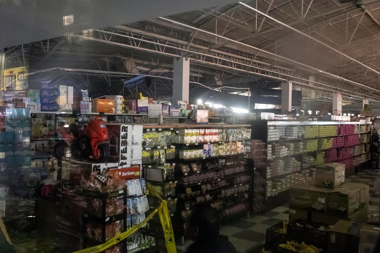 No obstante, las precipitaciones y granizadas
<b>cayeron en 10 de las 16 alcaldías</b> de la Ciudad de México: Iztapalapa, Coyoacán, Tláhuac, Tlalpan, Xochimilco, Magdalena Contreras, Benito Juárez, Álvaro Obregón, Miguel Hidalgo y Cuajimalpa.