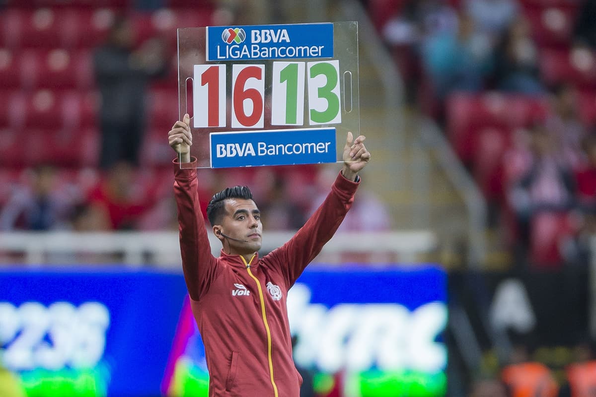 Una curiosidad fue la ausencia de tablero electrónico para las sustituciones en este partido.