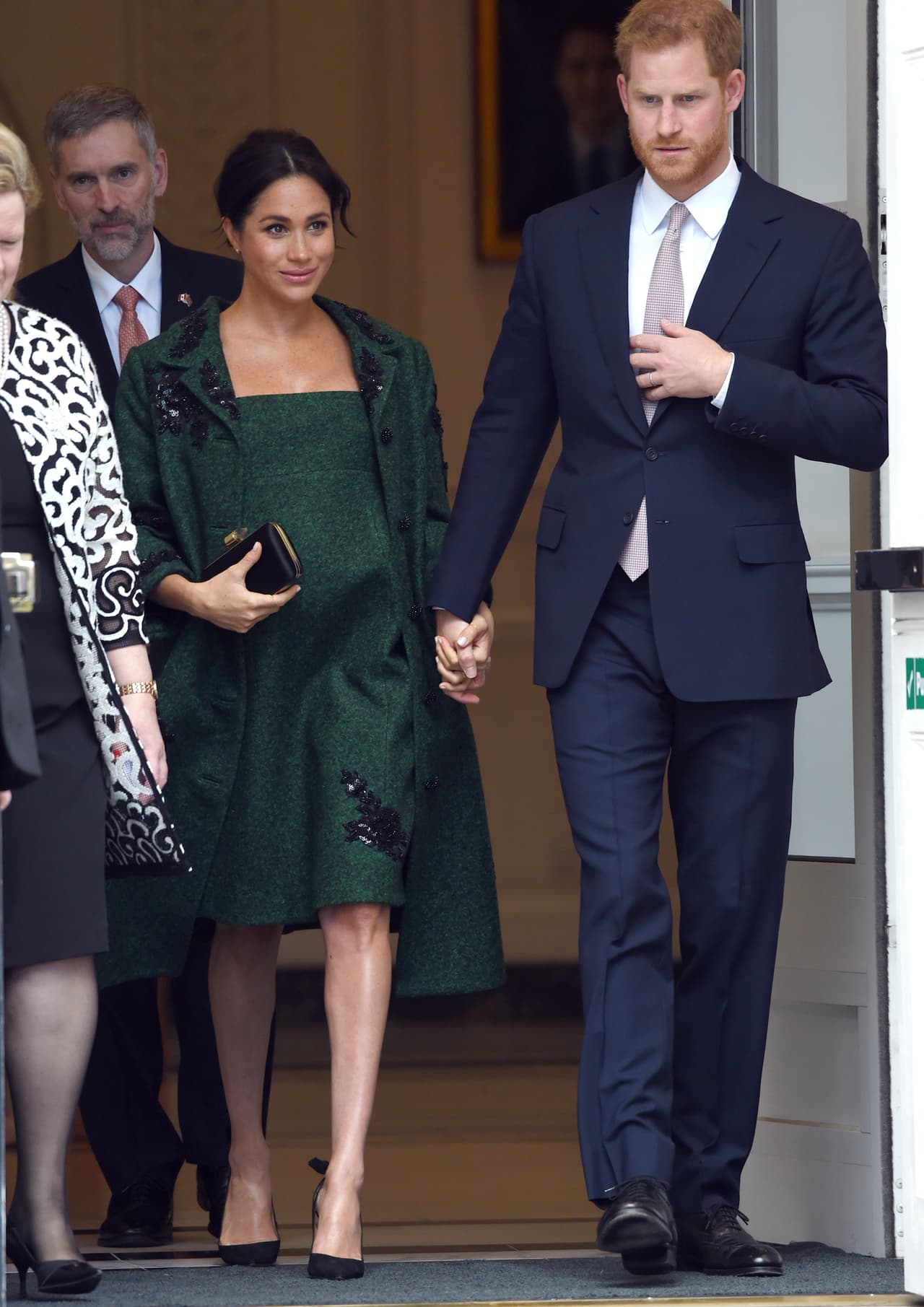 “La razón por la que [Meghan y Harry] se mudan del palacio de Kensington es porque su residencia actual es muy pequeña. Tiene dos dormitorios, una sala de estar y un comedor en la planta baja. No hay espacio exterior y simplemente no es lo suficientemente grande para una familia que está creciendo”, dijo Dickie Arbiter.