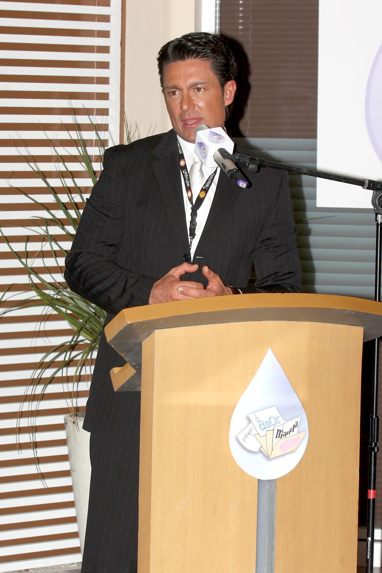 Fernando Colunga también compartió sus secretos para lucir como en su juventud y negó haberse sometido a alguna cirugía estética, como se ha rumorado recientemente.