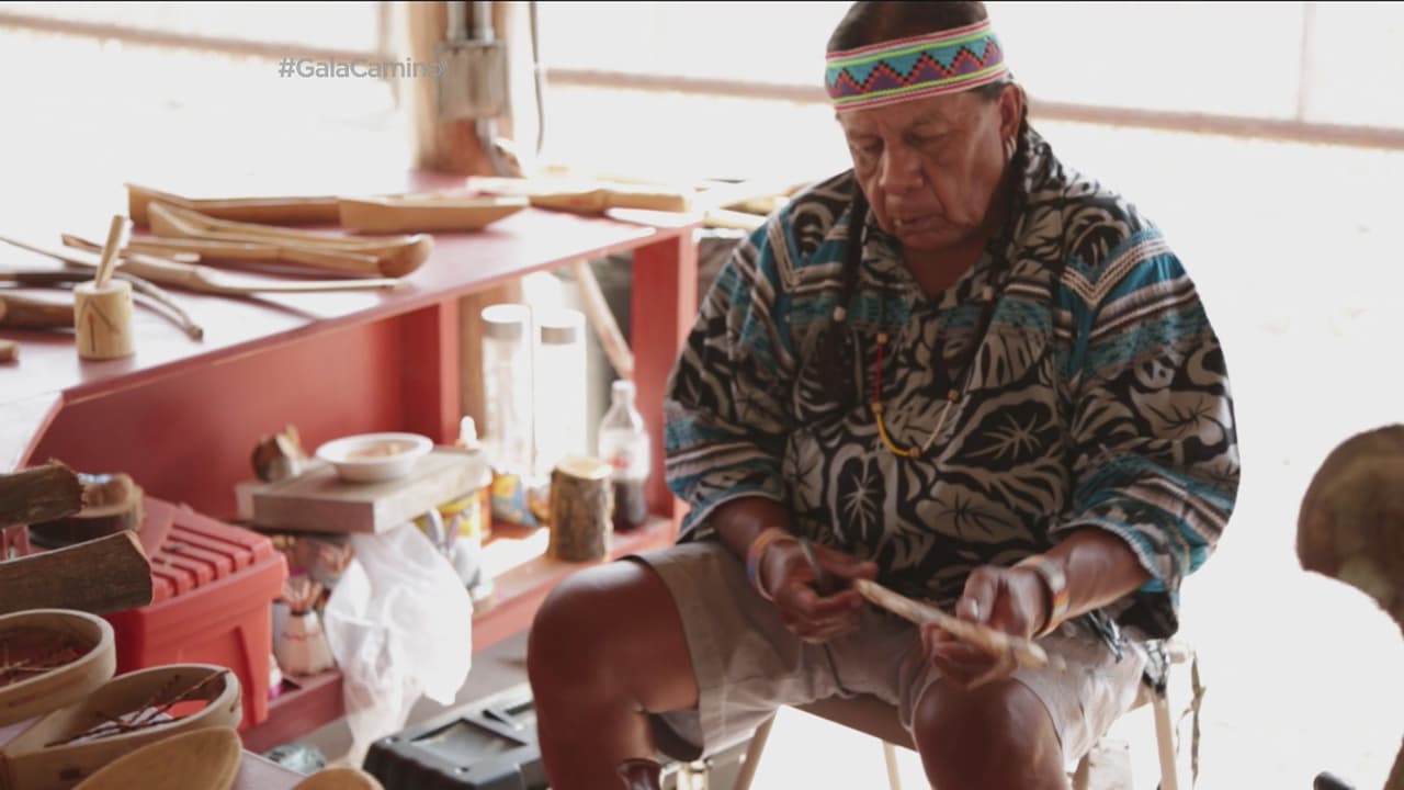 En región puedes ver a los nativos tallando artículos de madera.