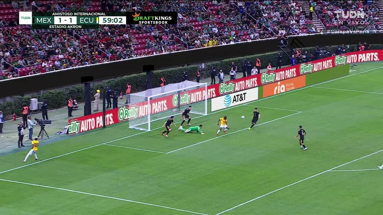 ¡TIRO ATAJADO! disparo por Enner Valencia.