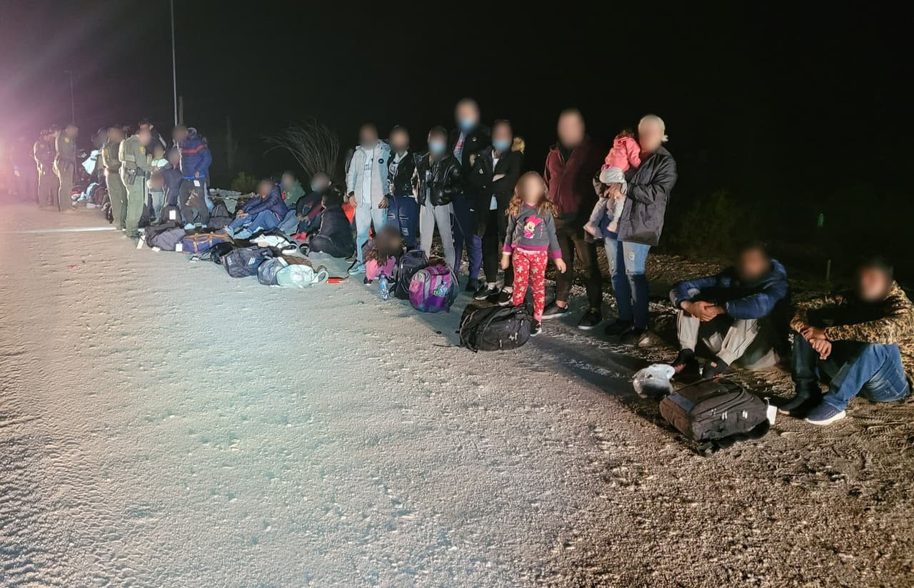 Encontraron más de 140 migrantes cerca de Lukeville. El grupo estaba formado por adultos solos y unidades familiares de ocho países diferentes.