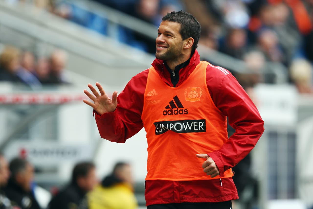 Michael Ballack: al mediocampista alemán no solo le gustaba la pelota, también la velocidad pues en el 2012 fue detendo por la Policía al transitar a nada mas y nada menos que 211 kilómetros por hora.