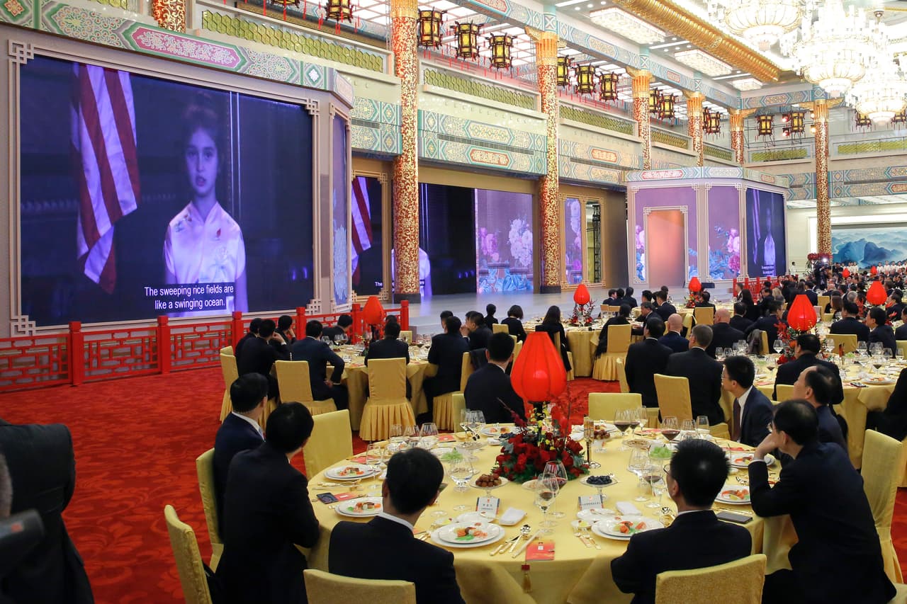 <b>La pequeña Trump en mandarín.</b> Durante una espléndida cena en Beijing se reprodujo un video de la pequeña Arabella Kushner, nieta del presidente, cantando una pieza tradicional china a los anfitriones.
