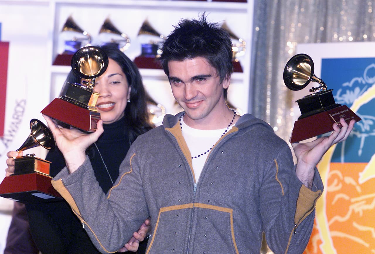 A sus 29 años, Juanes hizo su primera aparición en los Latin GRAMMY de 2001. En esa segunda edición el colombiano logró llevarse tres premios en la categoría de Mejor Canción Rock con ‘Fíjate bien’ 
<br>y Mejor Álbum de Rock con el disco titulado de la misma forma y Mejor Nuevo Artista, comenzando el camino del más ganador en la historia de esta premiación.