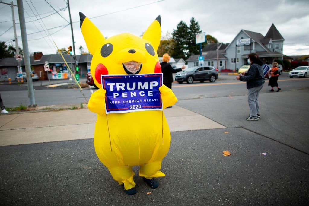 Una de las versiones de Pokemon (Pokemon Go, lanzada para teléfonos móviles) fue usada por hackers rusos para intentar influir en las elecciones de Estados Unidos de 2016, 
<a href="https://disinformationreport.blob.core.windows.net/disinformation-report/NewKnowledge-Disinformation-Report-Whitepaper.pdf">de acuerdo con un informe</a> elaborado por la Universidad de Columbia, bajo petición del Comité de Inteligencia del Senado. En la imagen aparece un simpatizante del expresidente Trump durante una movilización política en Pennsylvania en octubre de 2020.