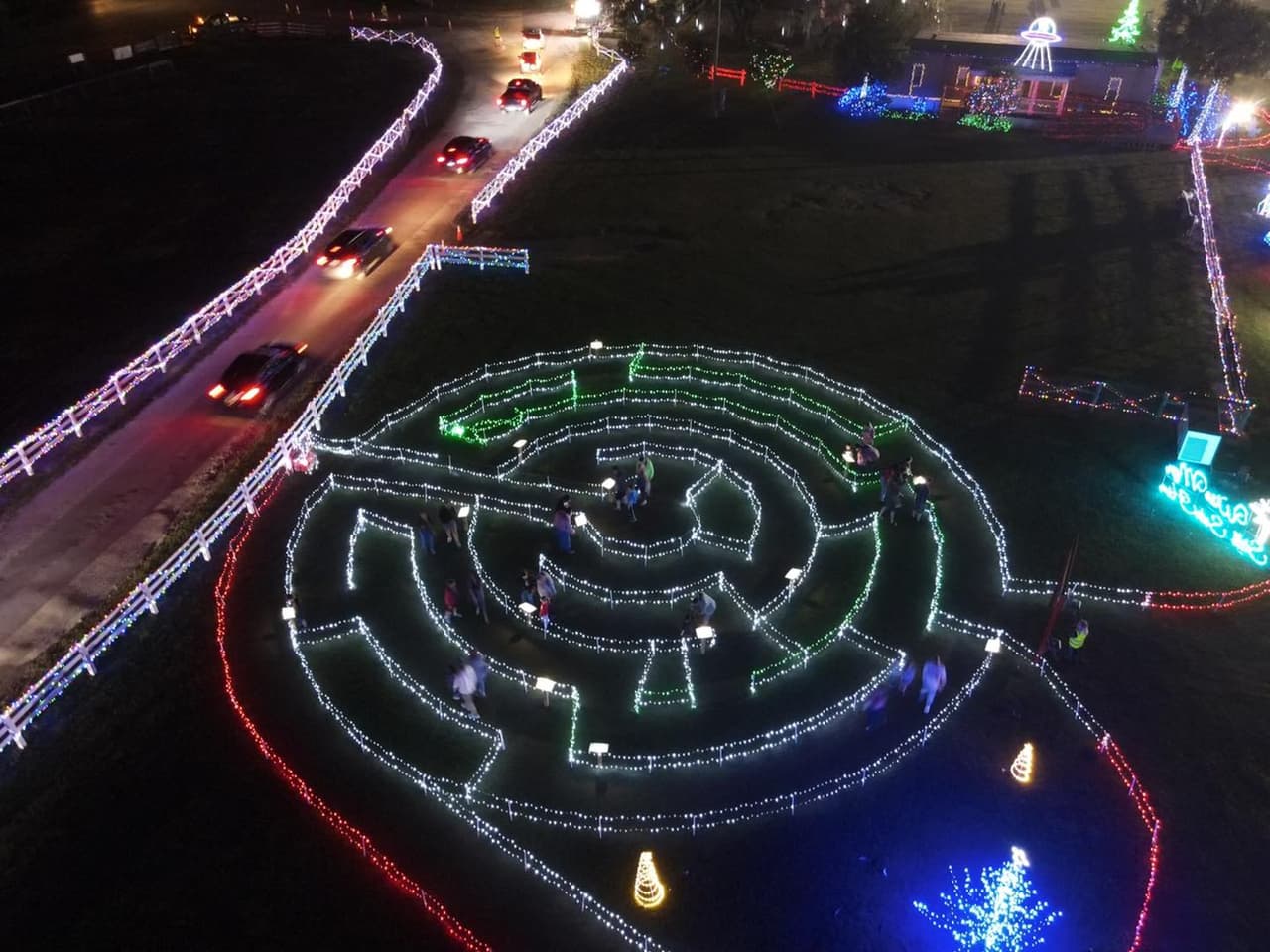 <b>The Ocala Christmas Light Spectacular</b>
<br>
<b>Fechas: </b>24 de noviembre al 30 de diciembre 
<br>
<b>Lugar:</b> 11851 Southwest 16th Avenue. Ocala, FL
<br>
<b>Sitio web</b>: 
<a href="https://www.ocalachristmas.com/">https://www.ocalachristmas.com/</a> 
<br>
<br>Reúne a la familia, súbanse a su auto, enciendan la calefacción de los asientos y dejen que el espíritu navideño los envuelva mientras conducen por una ruta luminosa y festiva de 1.8 millas.