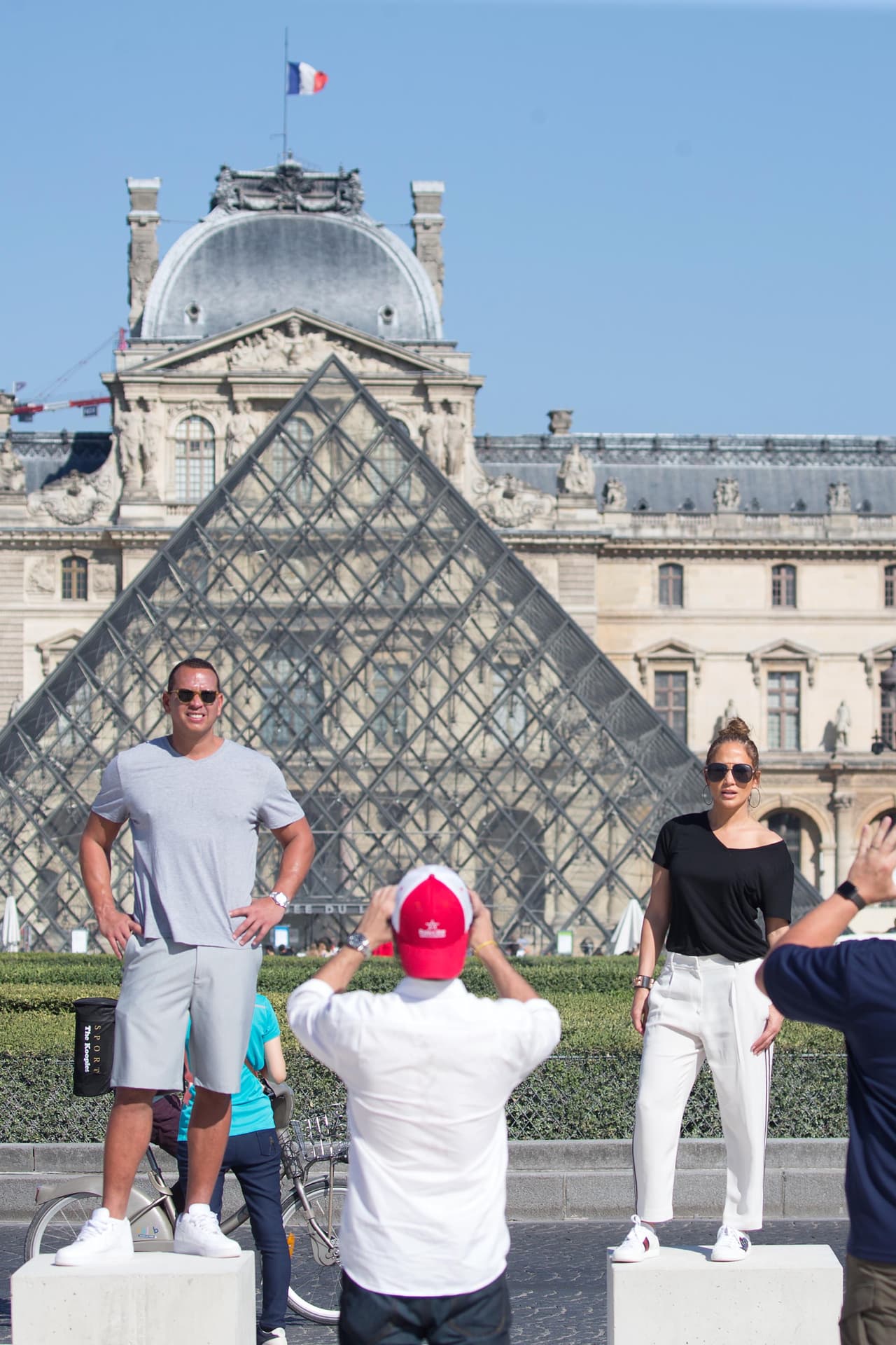 Como cualquier turista, aunque los zapatos que Jennifer López escogió para recorrer la Ciudad Luz cuestan 950 dólares.